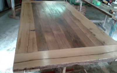 Außergewöhnlicher Tisch aus Altholz